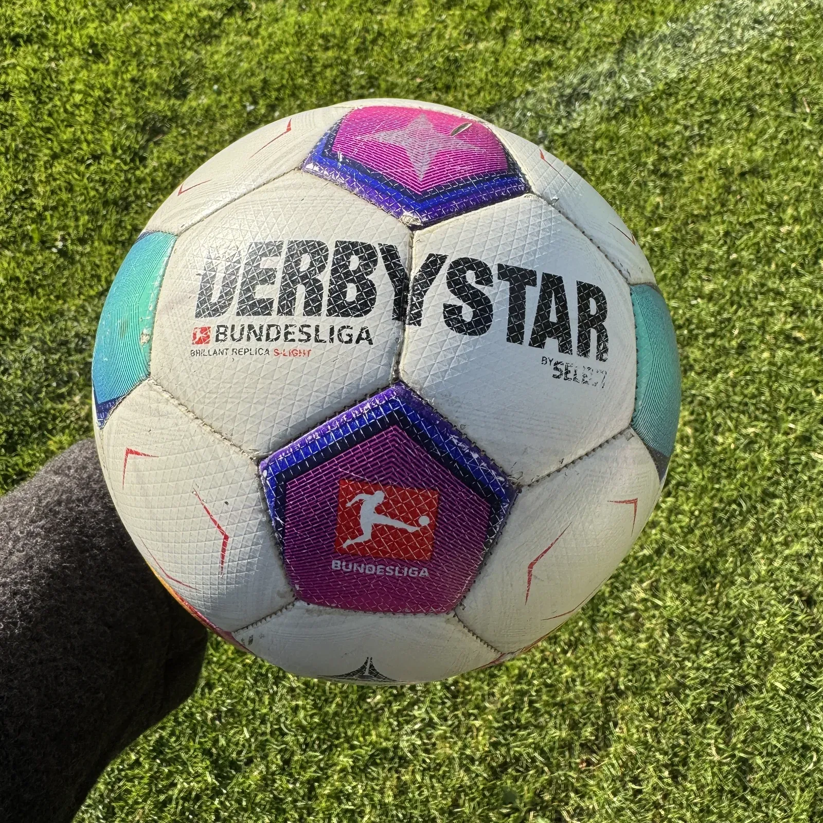 Fußball in Größe 3 auf Kunstrasen mit dem Aufdruck Derbystar Brillant Replica S-Light